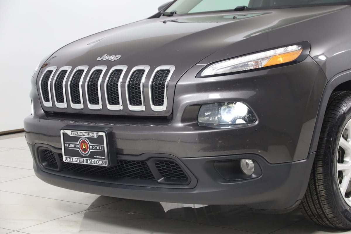 Used 2018 Jeep Cherokee Latitude Plus w/ Cold Weather Group FWD image 48