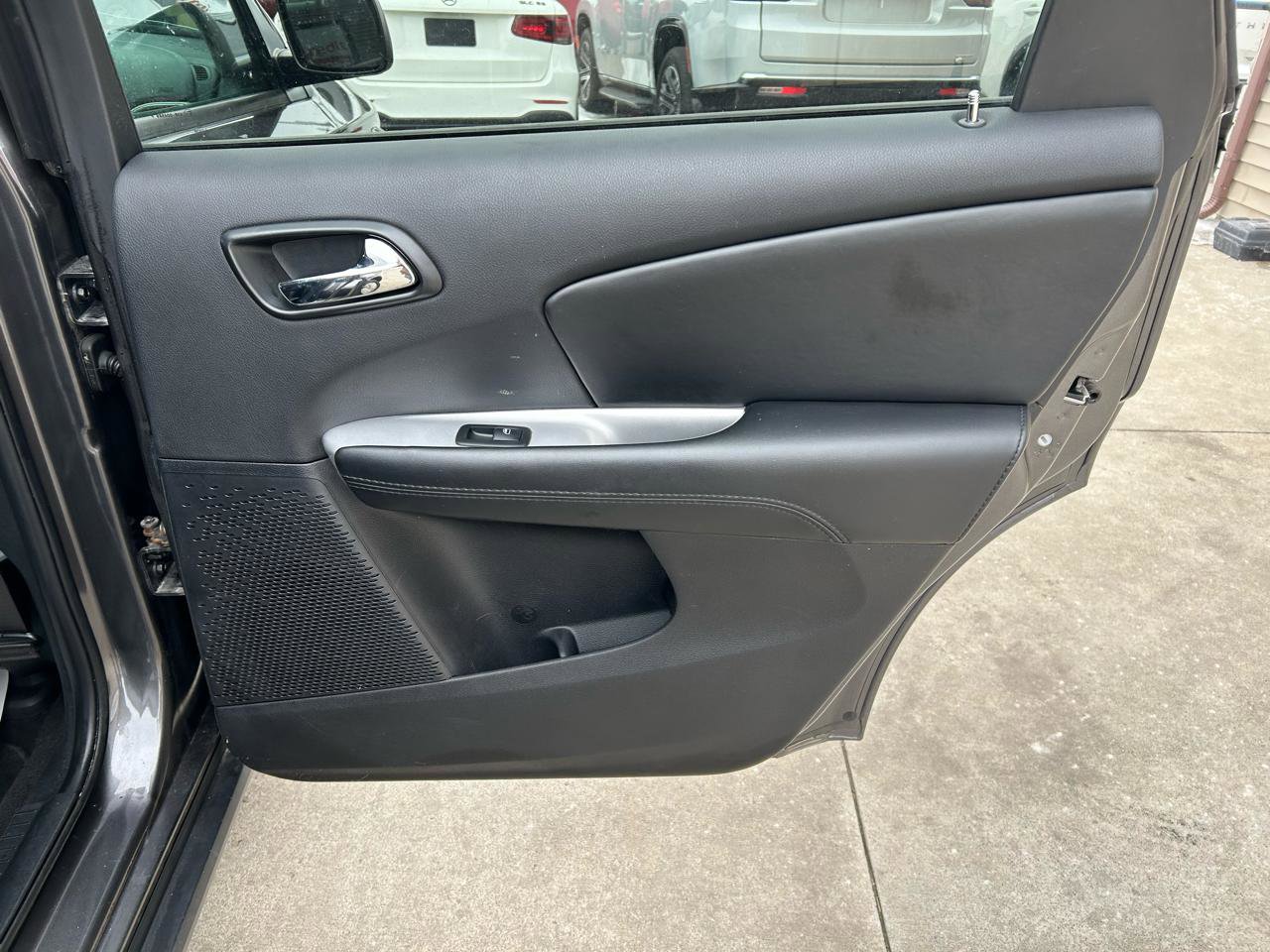 Used 2018 Dodge Journey SE image 16
