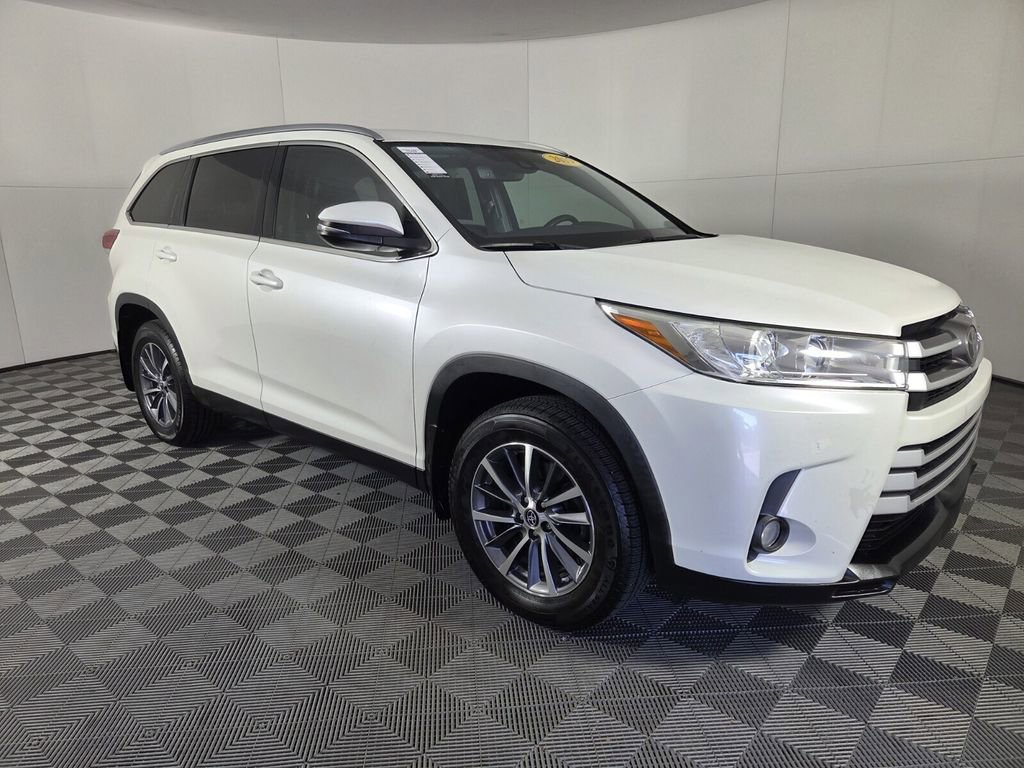 Used 2019 Toyota Highlander SE image 2