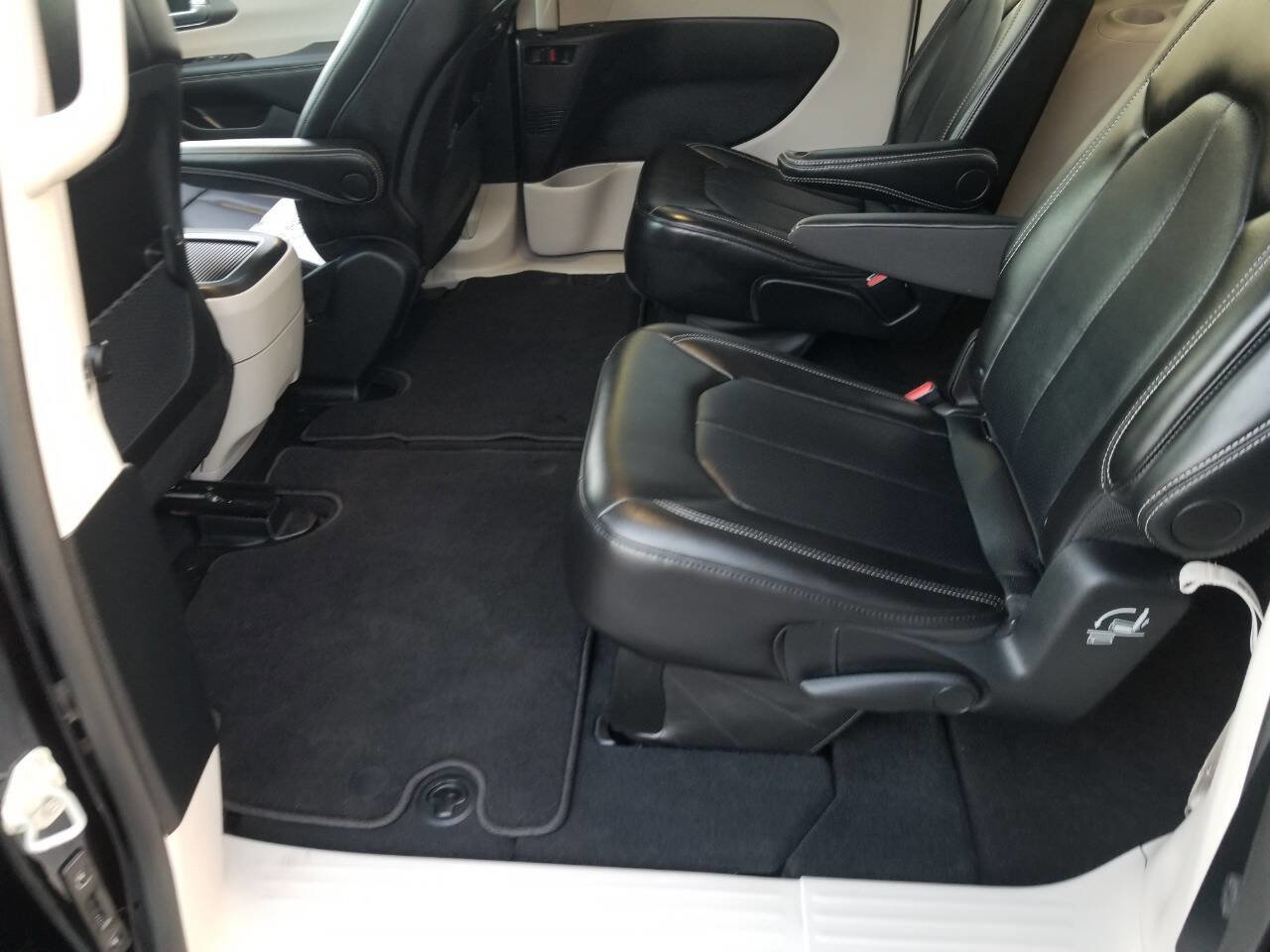 Certified 2024 Chrysler Pacifica Touring-L image 16