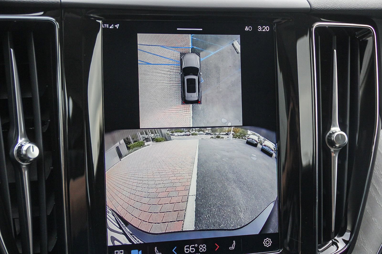 Used 2025 Volvo XC60 B5 Plus image 26