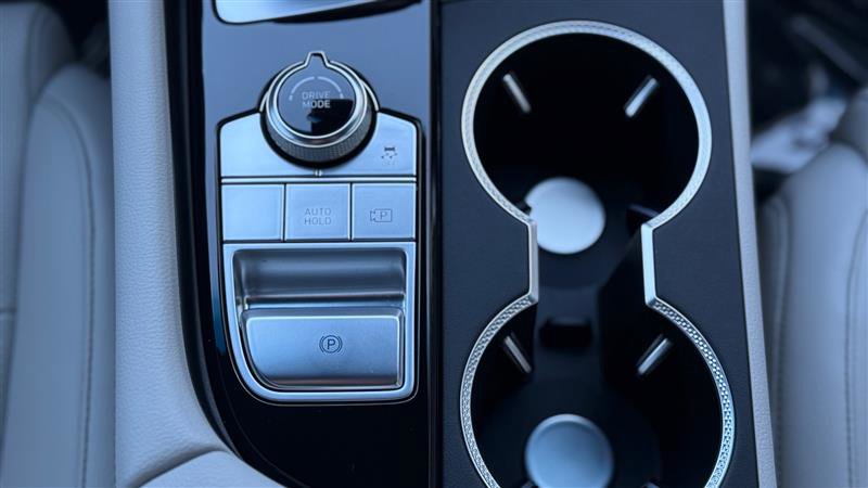 Used 2025 Genesis G70 2.5T image 21