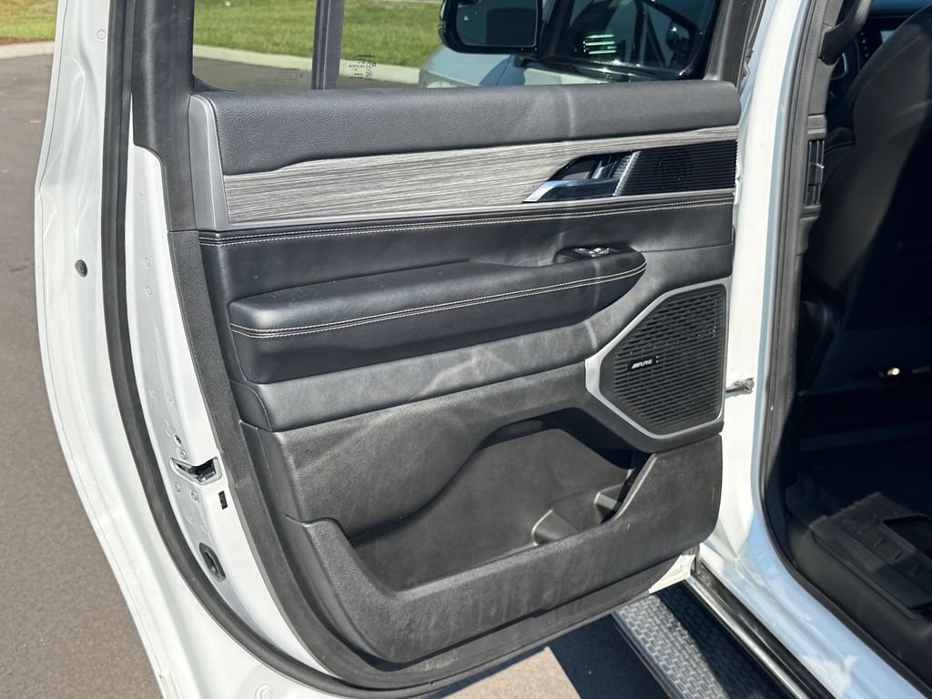 Used 2024 Jeep Wagoneer L Series III w/ Flexible Seating Group AWD/4WD image 19