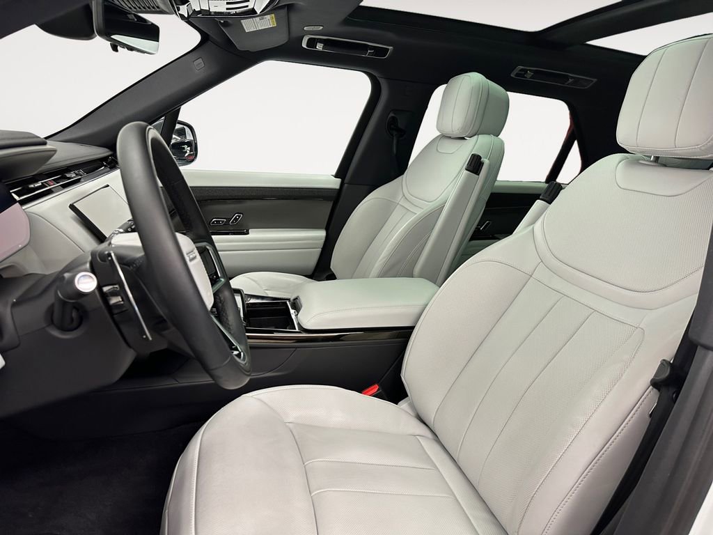 Used 2025 Land Rover Range Rover Sport SE image 9