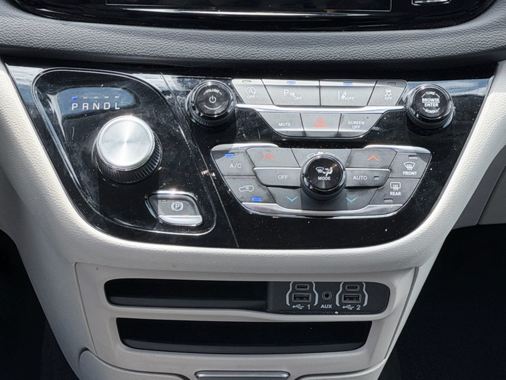 Used 2024 Chrysler Pacifica Touring-L FWD image 18