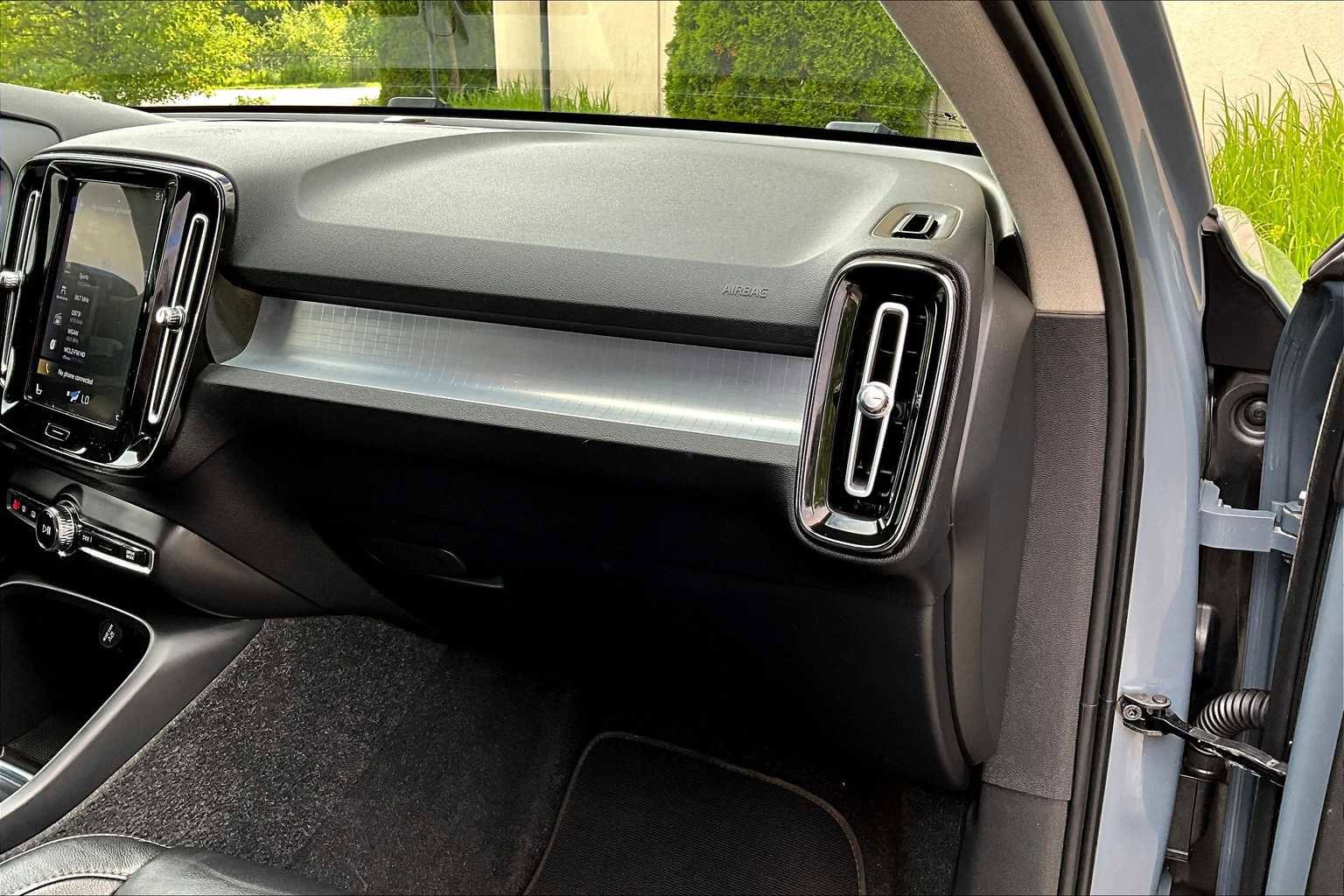 Certified 2022 Volvo XC40 T5 Momentum image 18