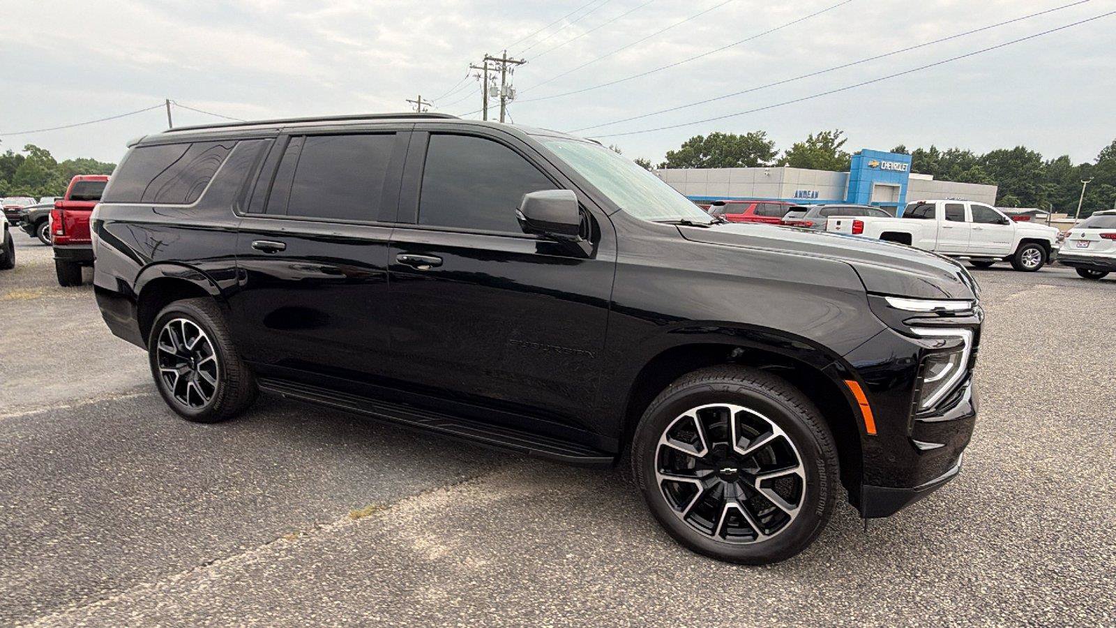 Used 2025 Chevrolet Suburban RST w/ Comfort Package RWD image 7