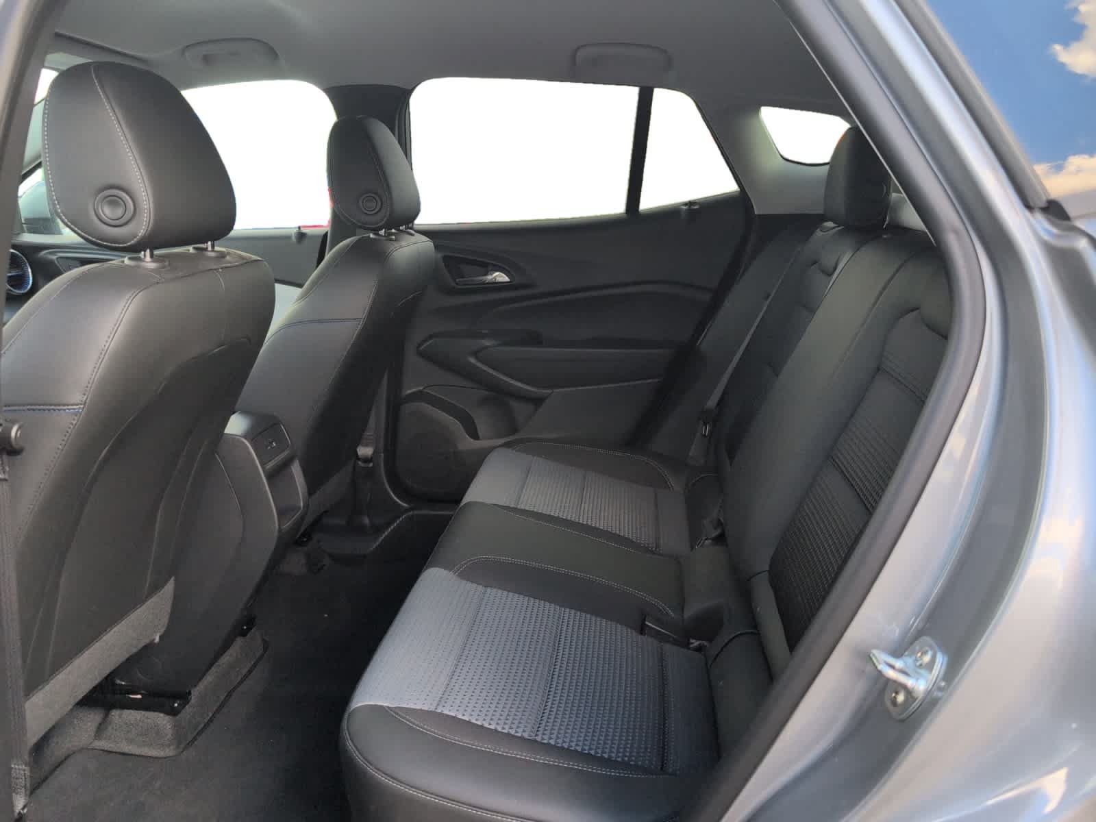 Used 2025 Chevrolet Trax LT FWD image 19