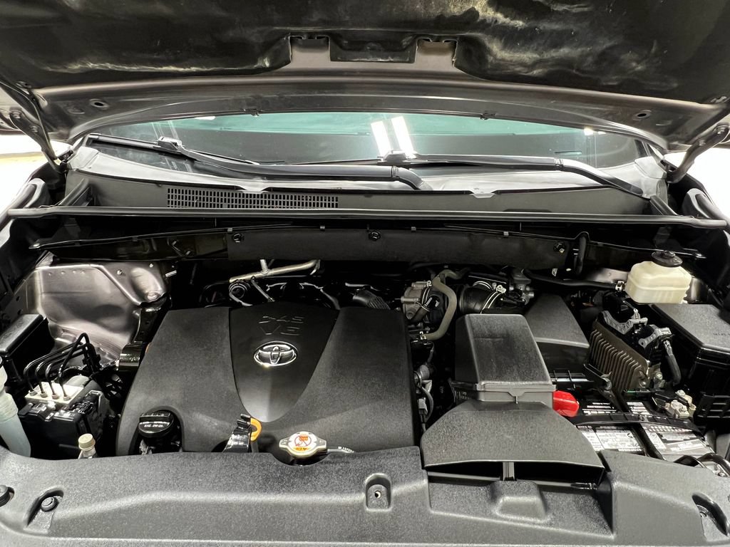 Used 2019 Toyota Highlander XLE AWD/4WD image 28