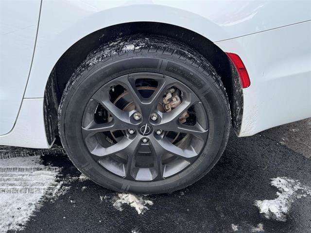 Used 2022 Chrysler Pacifica Touring-L w/ S Appearance Package image 6