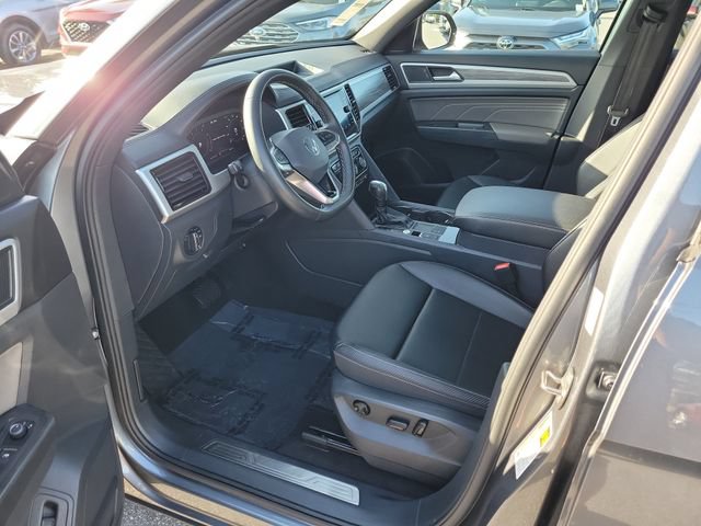 Certified 2023 Volkswagen Atlas Cross Sport SE w/ Black Wheel Package FWD image 17