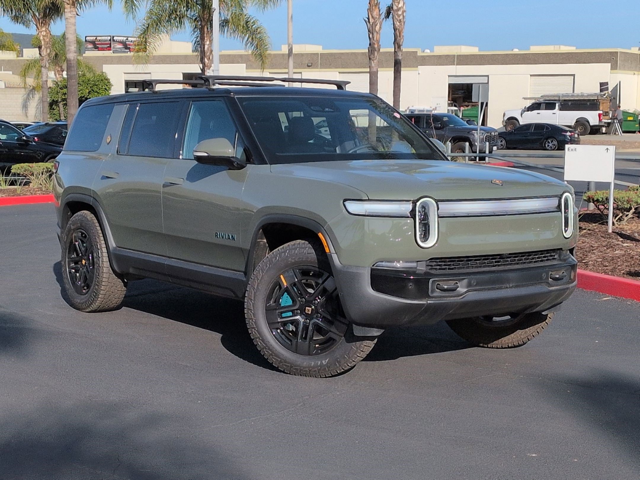 Used 2026 Rivian R1S Premium AWD/4WD image 2