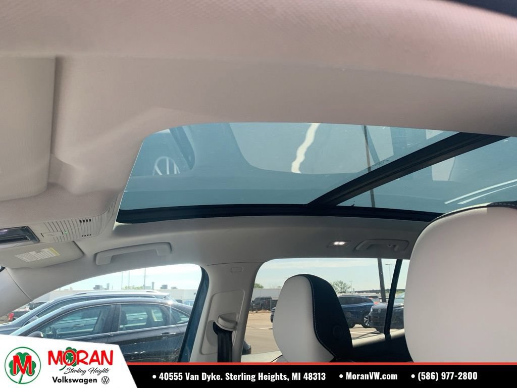 Used 2025 Volkswagen Tiguan SE w/ Panoramic Sunroof Package AWD/4WD image 11