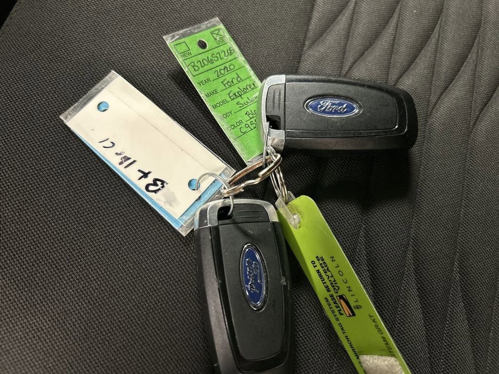 Used 2020 Ford Explorer XLT w/ Comfort Package image 12