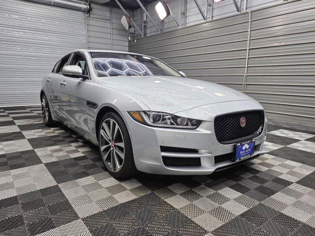 Used 2017 Jaguar XE Prestige RWD image 4