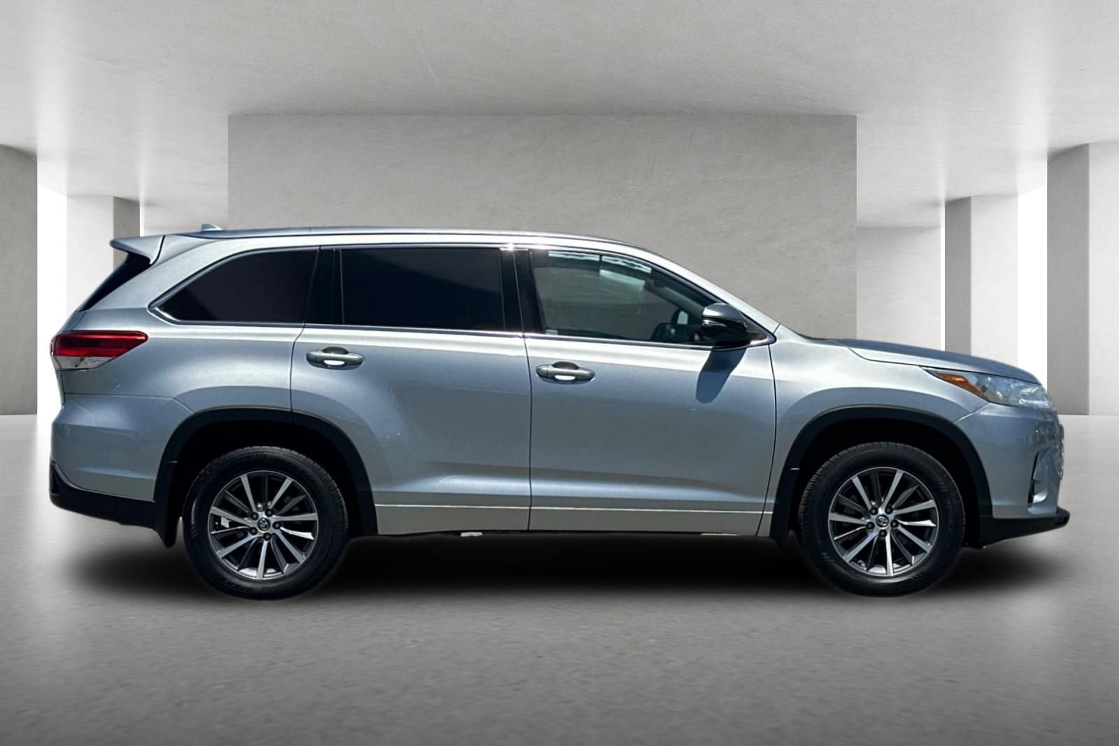 Used 2018 Toyota Highlander XLE AWD/4WD image 3