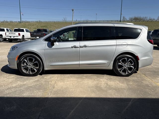 Used 2023 Chrysler Pacifica Pinnacle w/ Trailer Tow Group image 16