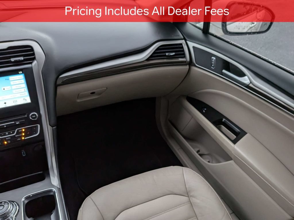 Used 2017 Ford Fusion SE w/ Fusion SE Technology Package FWD image 16