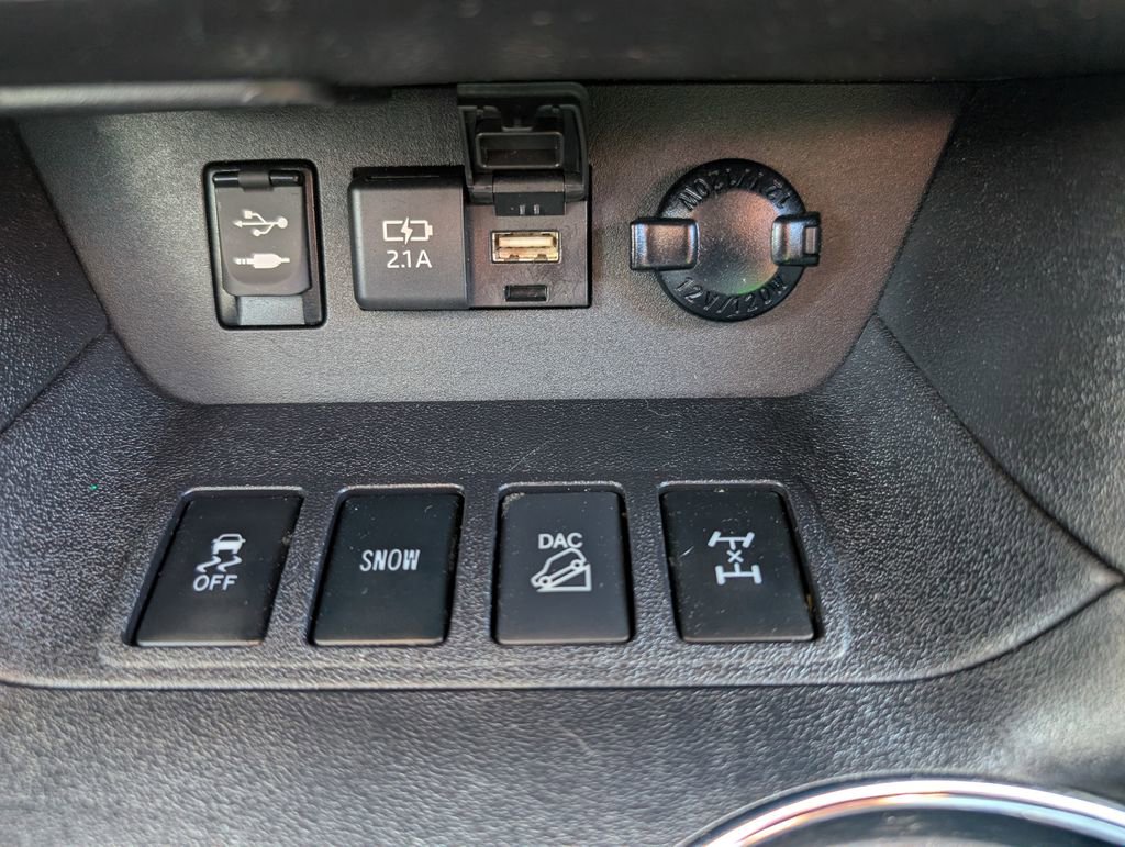 Used 2019 Toyota Highlander LE AWD/4WD image 20