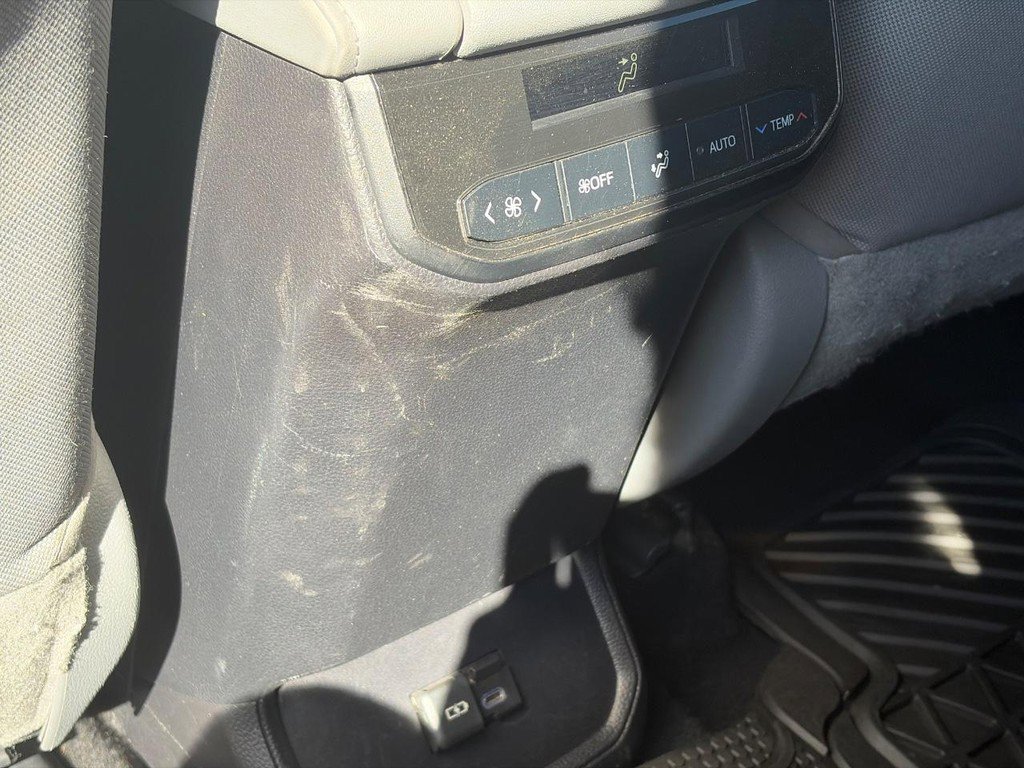 Used 2022 Toyota Highlander LE AWD/4WD image 11