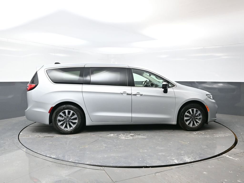 Used 2024 Chrysler Pacifica Select image 4