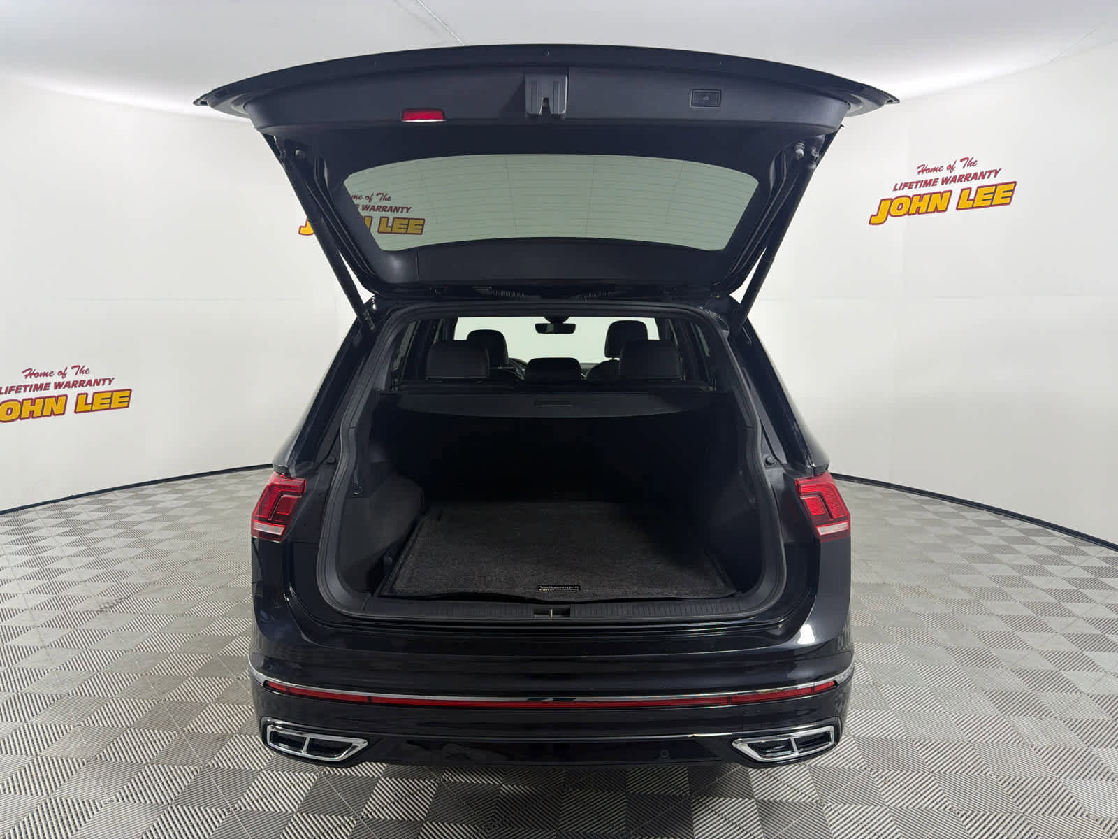 Used 2024 Volkswagen Tiguan SEL R-Line image 5