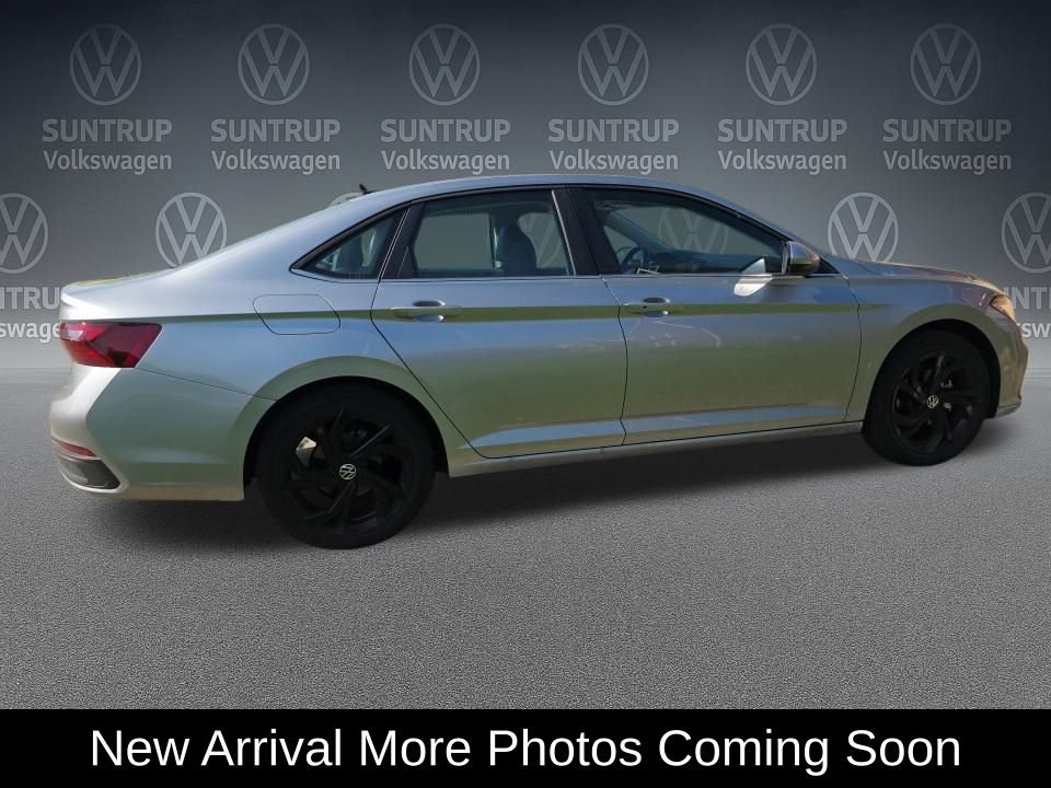 Used 2025 Volkswagen Jetta SE w/ Sunroof Package FWD image 3