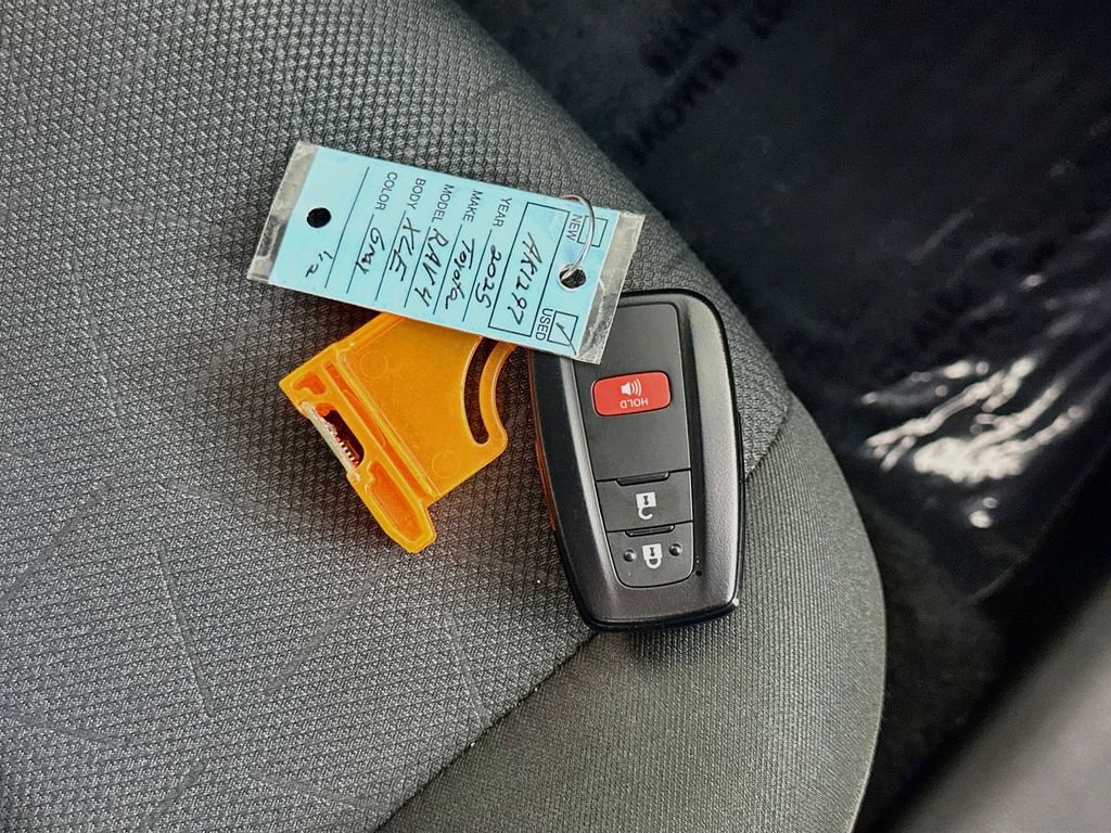 Used 2025 Toyota RAV4 XLE FWD image 35