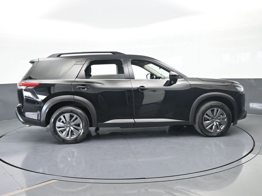 Used 2025 Nissan Pathfinder SV image 7