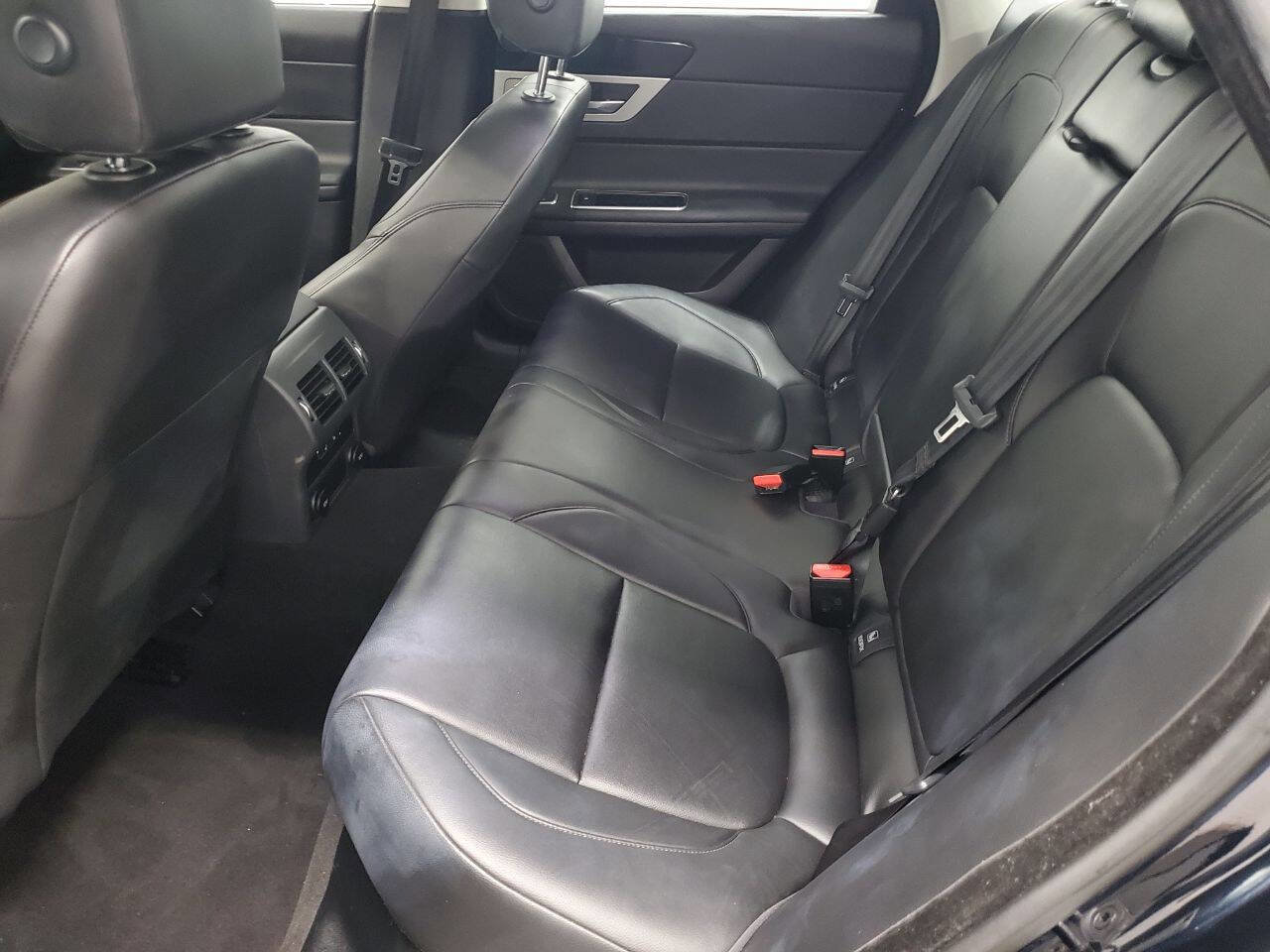 Used 2016 Jaguar XF Premium image 12