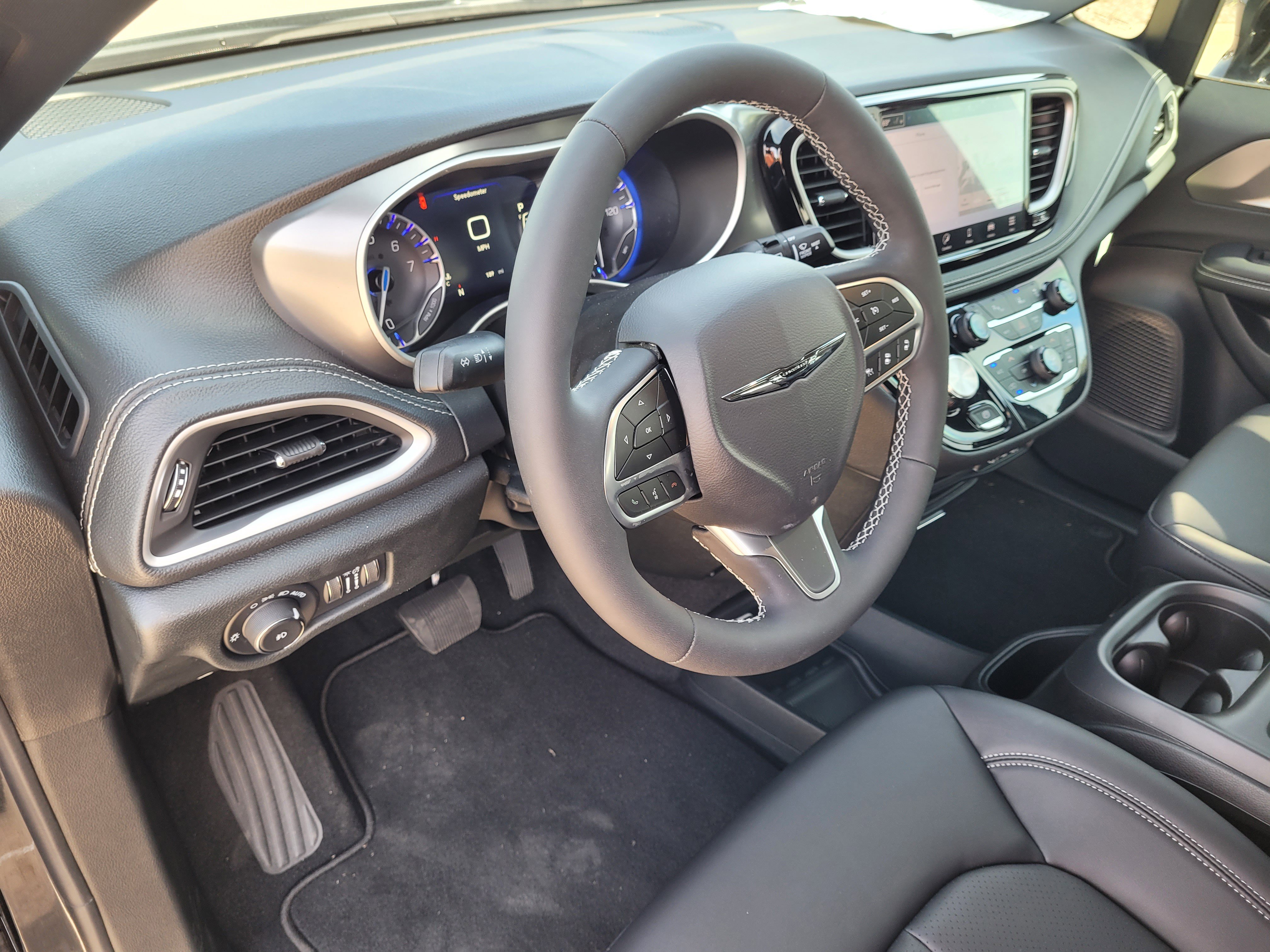 New 2025 Chrysler Pacifica Select image 9