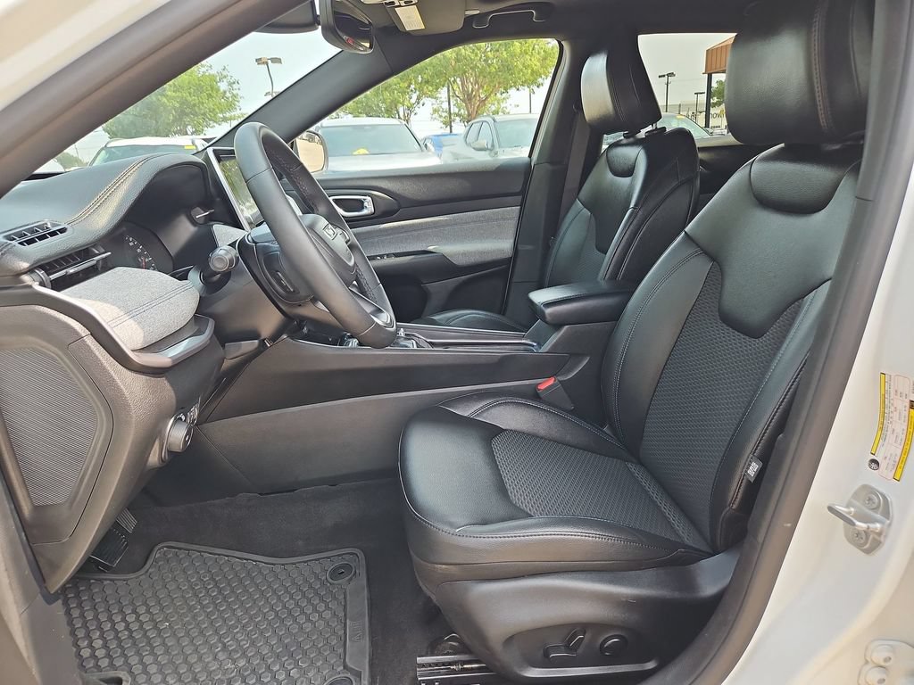 Used 2025 Jeep Compass Latitude w/ Sun & Sound Group AWD/4WD image 22