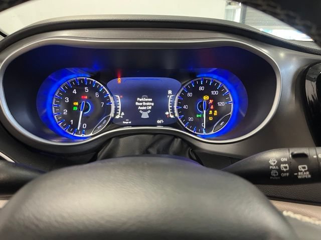 Used 2024 Chrysler Pacifica Touring-L FWD image 25