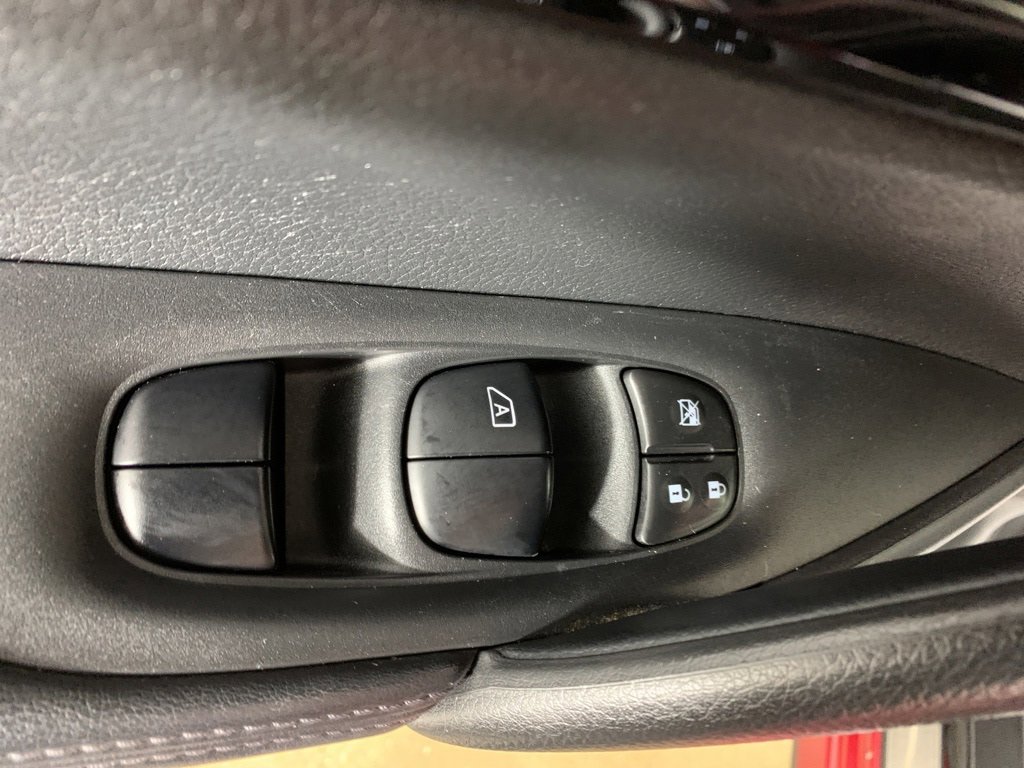 Used 2018 Nissan Rogue Sport SL image 16