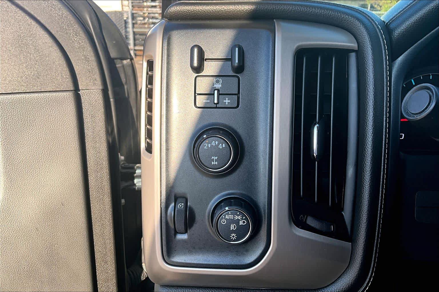Used 2017 GMC Sierra 2500 Denali w/ Duramax Plus Package AWD/4WD image 35
