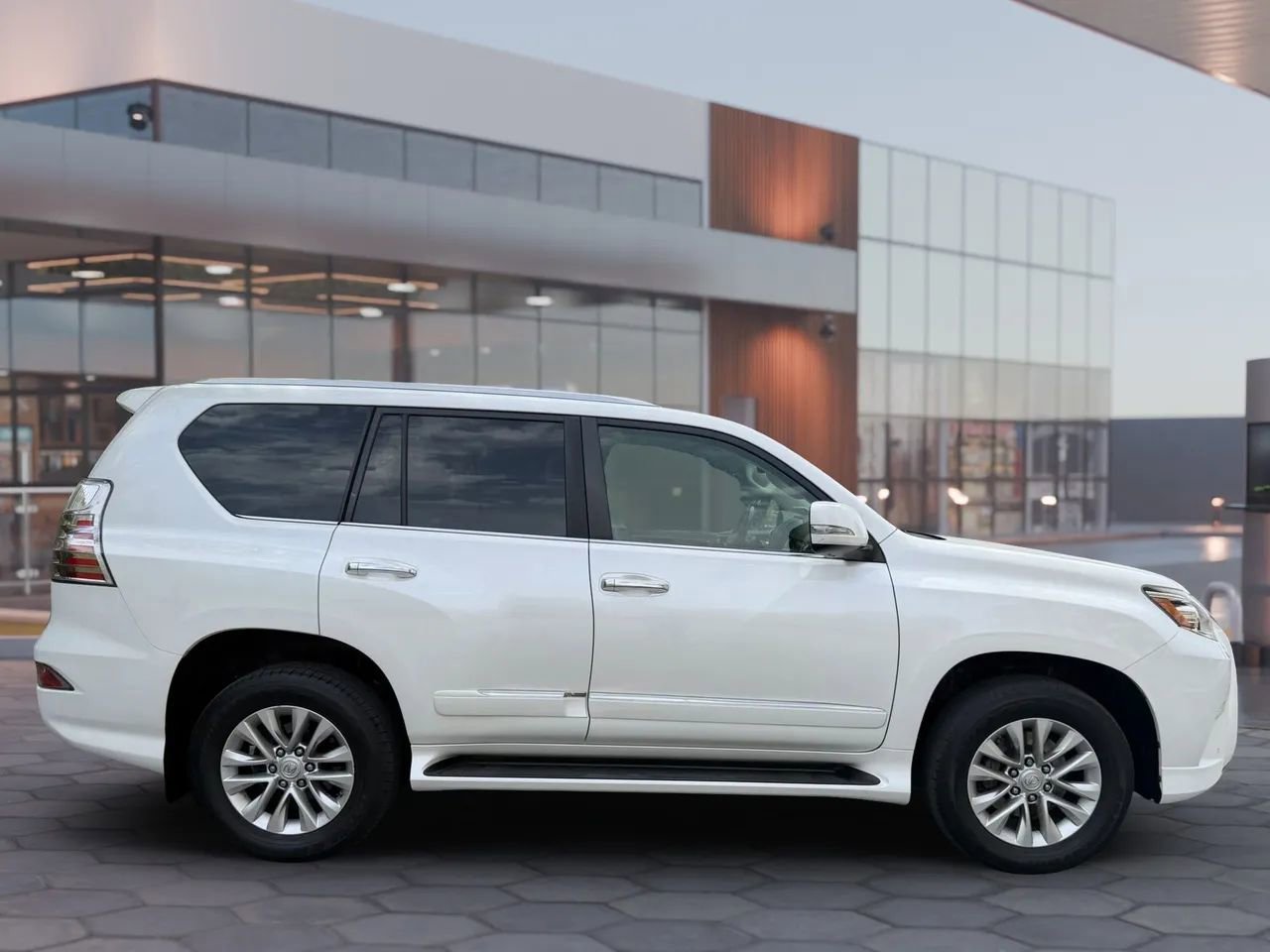 Used 2016 Lexus GX 460 w/ Premium Package AWD/4WD image 13