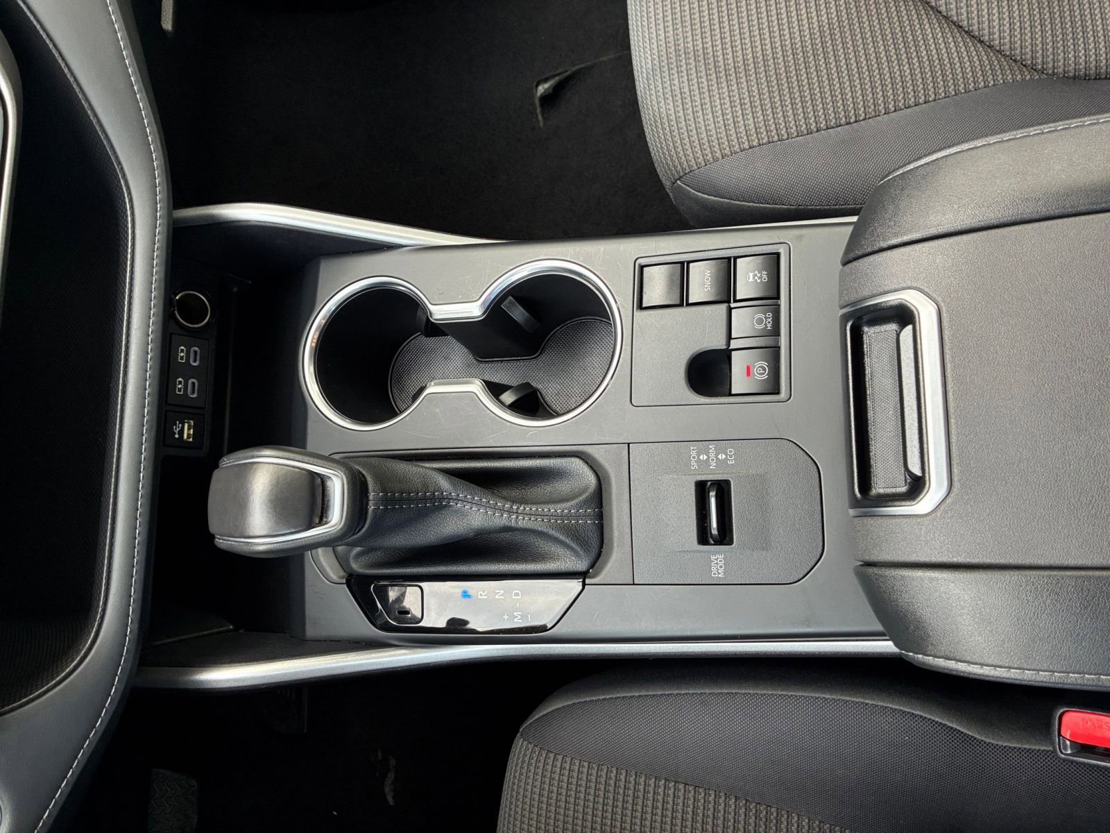 Used 2025 Toyota Highlander LE FWD image 43