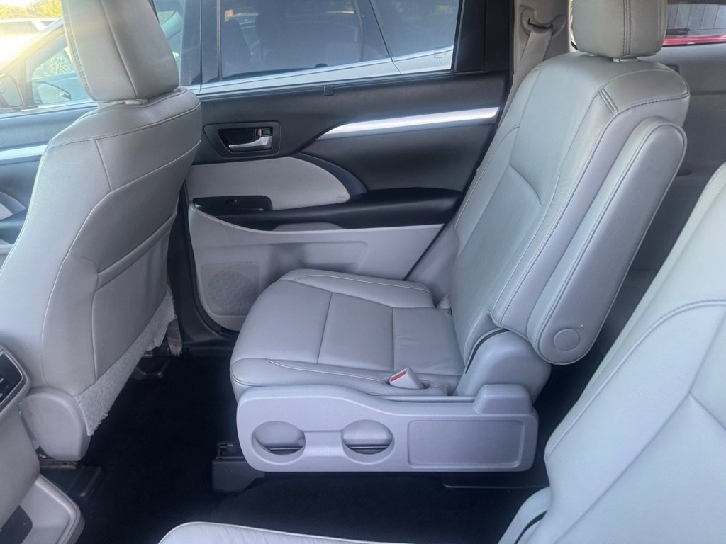 Used 2018 Toyota Highlander SE image 15