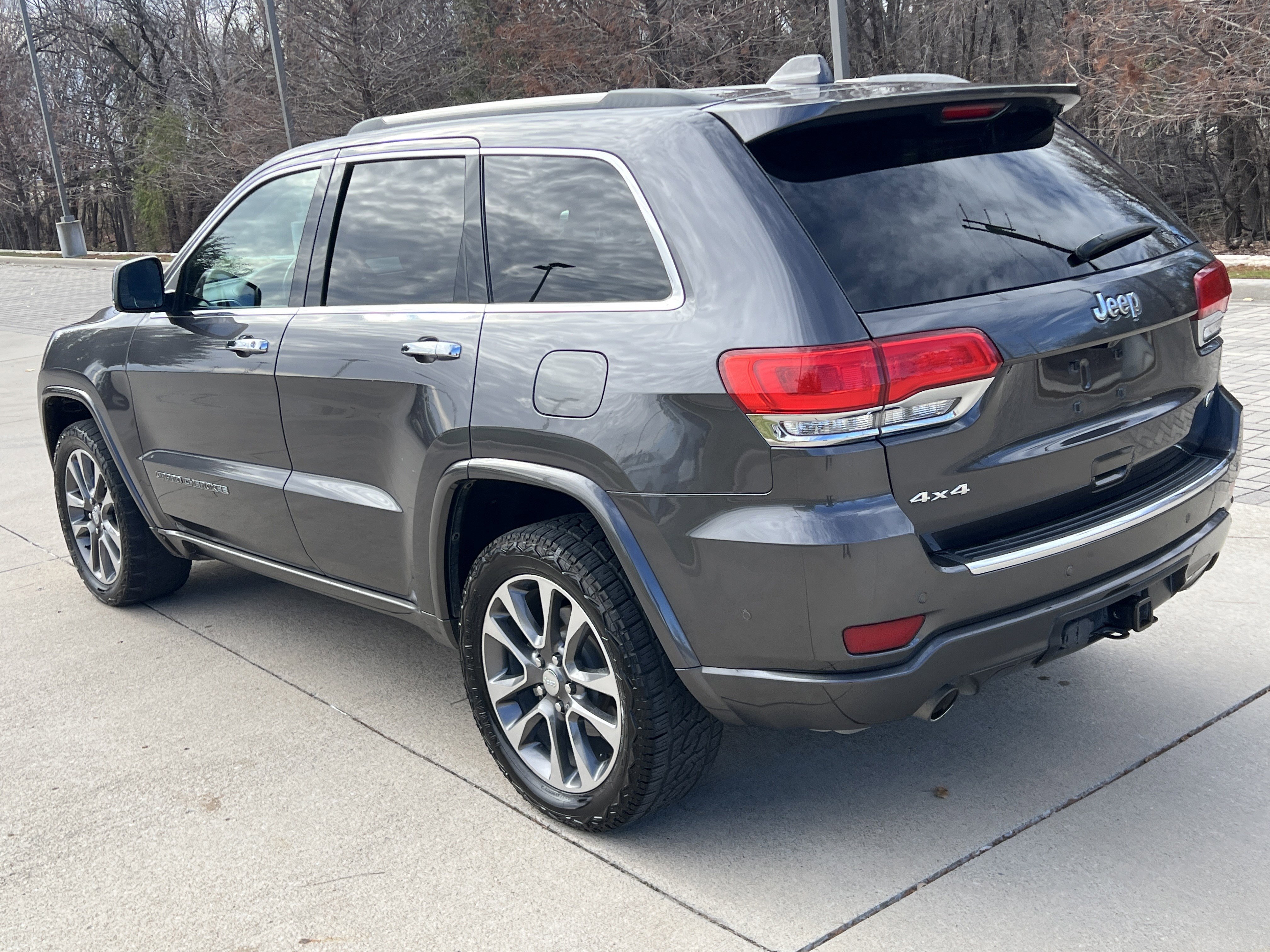 Used 2017 Jeep Grand Cherokee Overland w/ Jeep Active Safety Group image 8