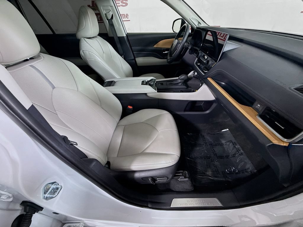 Used 2024 Toyota Grand Highlander AWD image 34