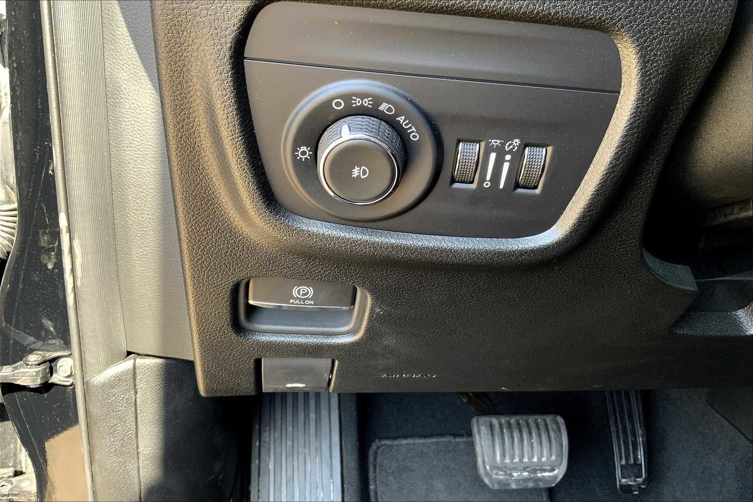 Used 2024 Jeep Grand Cherokee Limited image 30