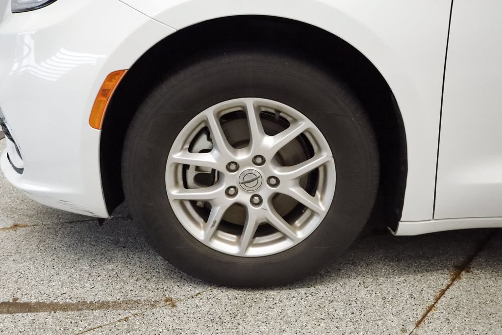 Certified 2023 Chrysler Pacifica Touring-L FWD image 12