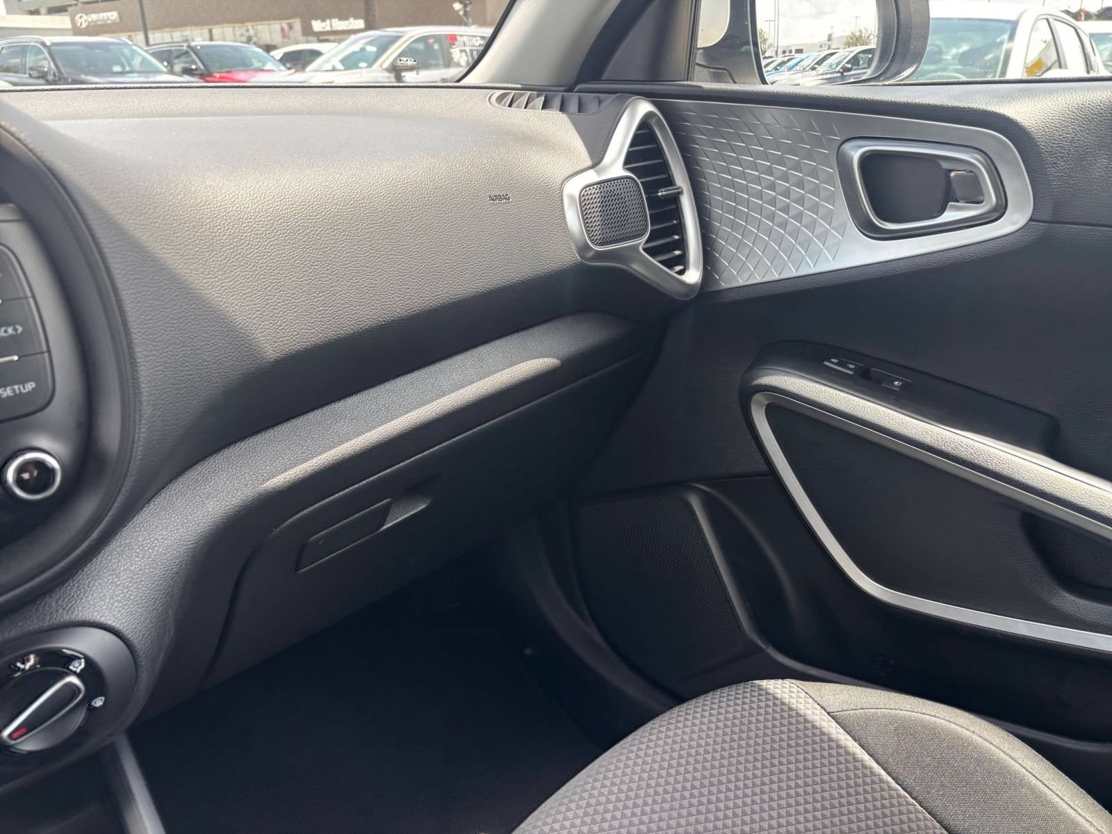 Used 2025 Kia Soul LX w/ LX Technology Package FWD image 33
