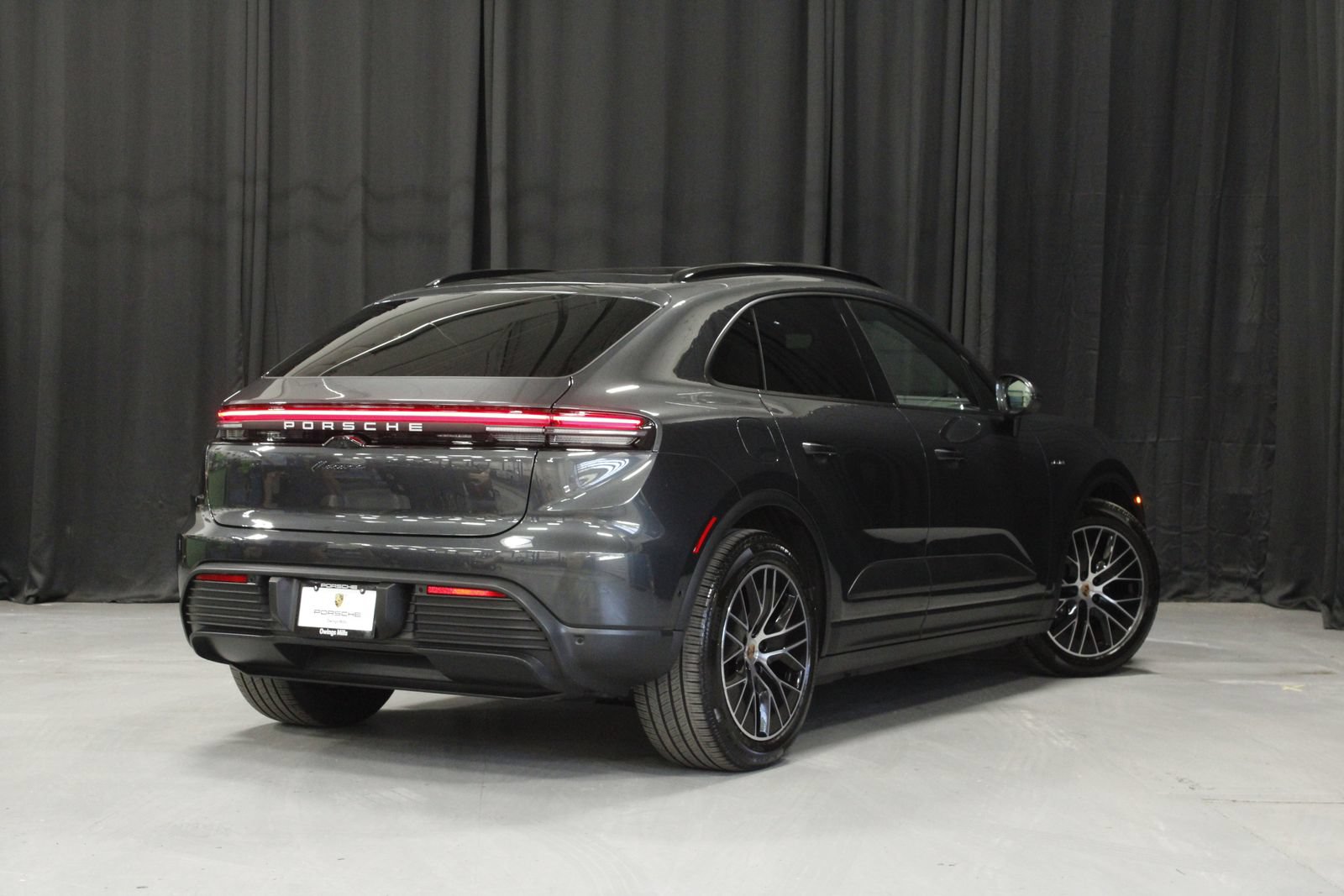 Certified 2025 Porsche Macan 4 Electric AWD/4WD image 7