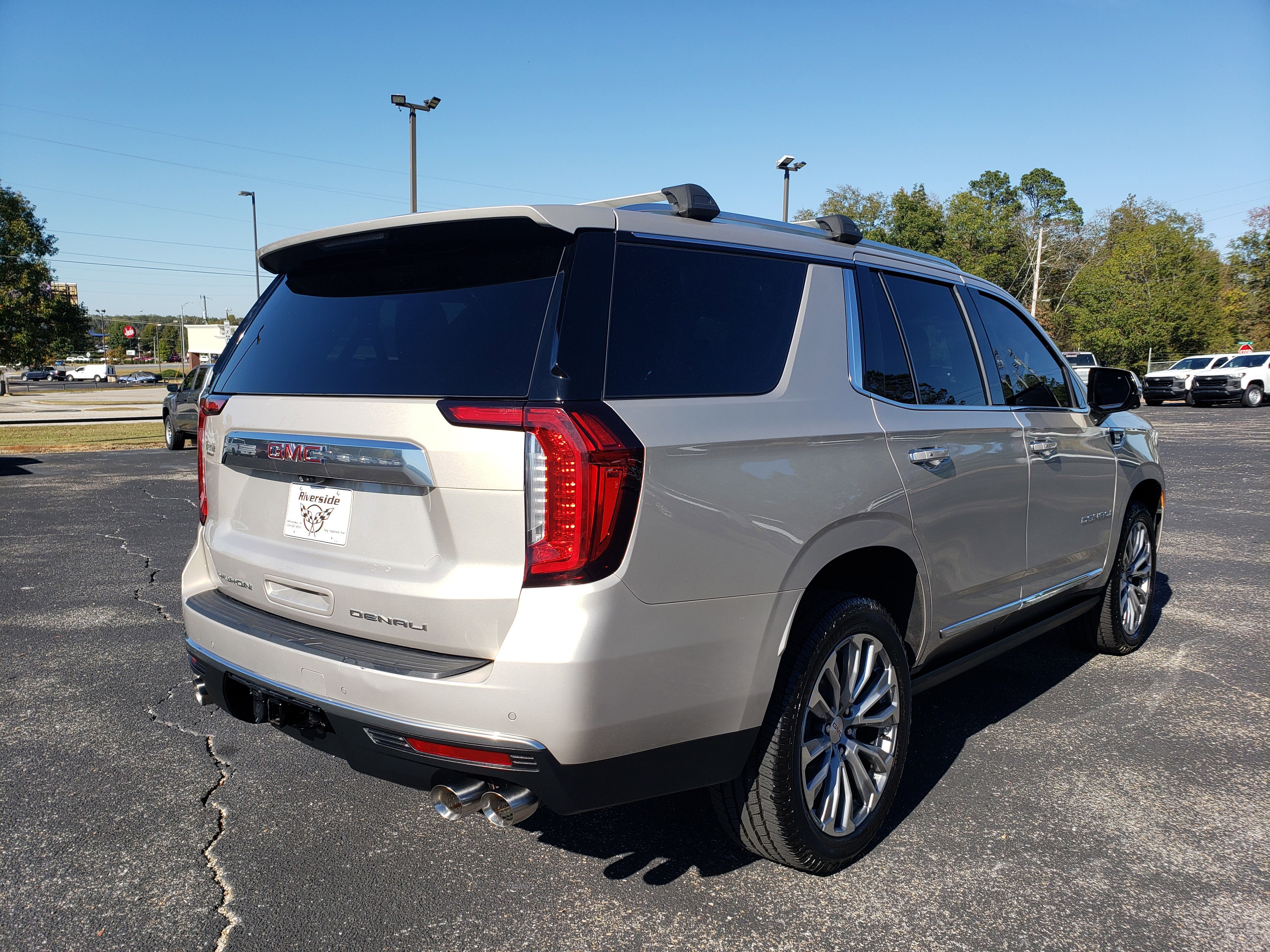 Used 2021 GMC Yukon Denali w/ Denali Premium Package image 3