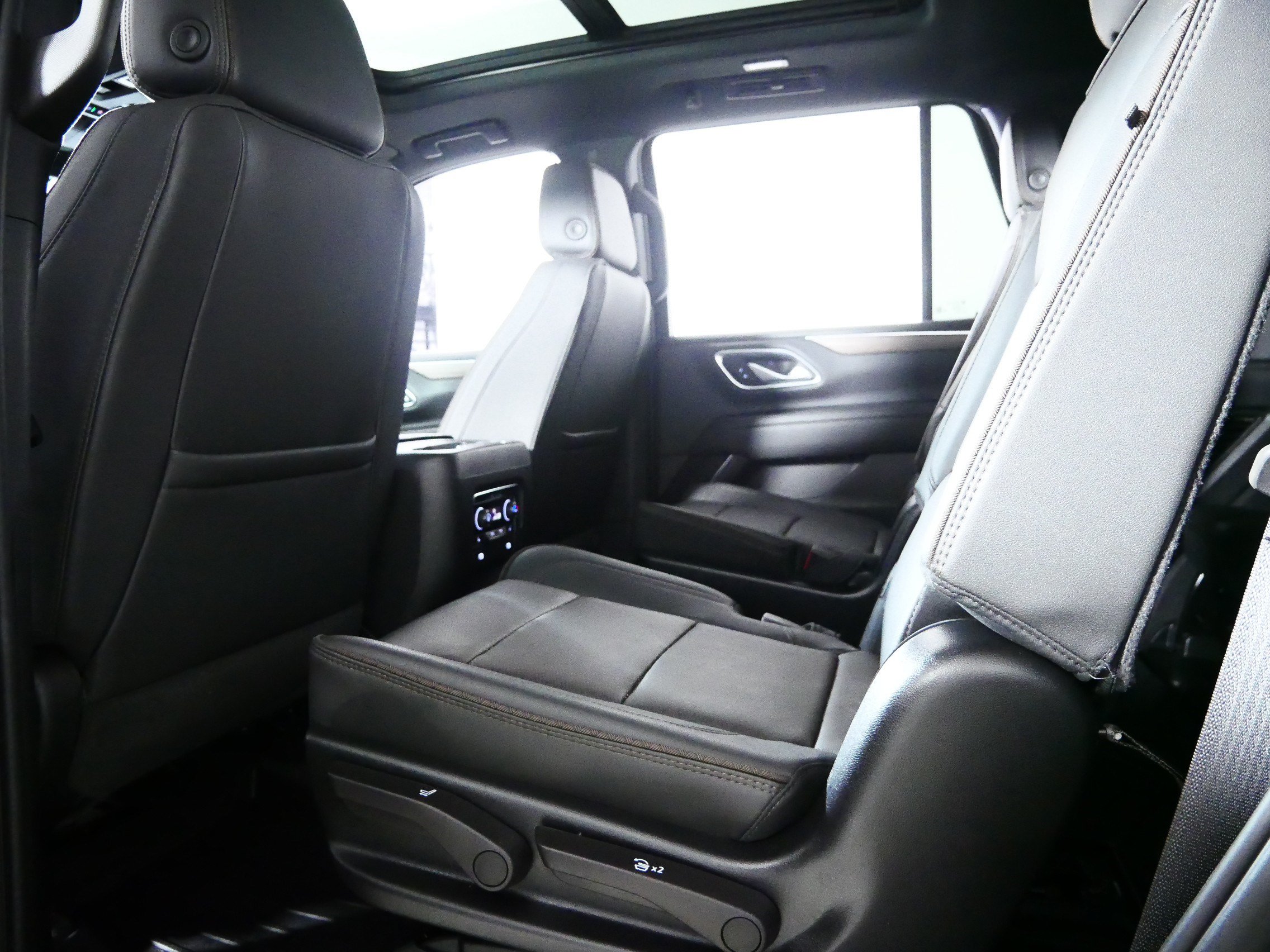 Used 2024 Chevrolet Tahoe High Country AWD/4WD image 32