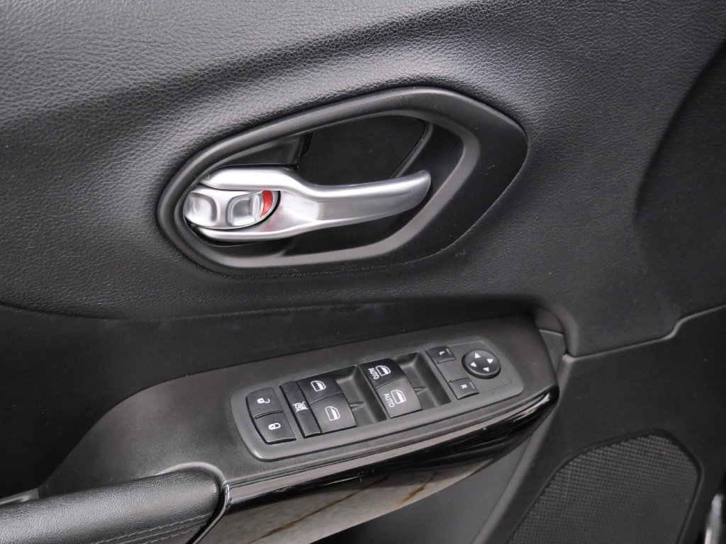 Certified 2019 Jeep Cherokee Latitude Plus AWD/4WD image 19