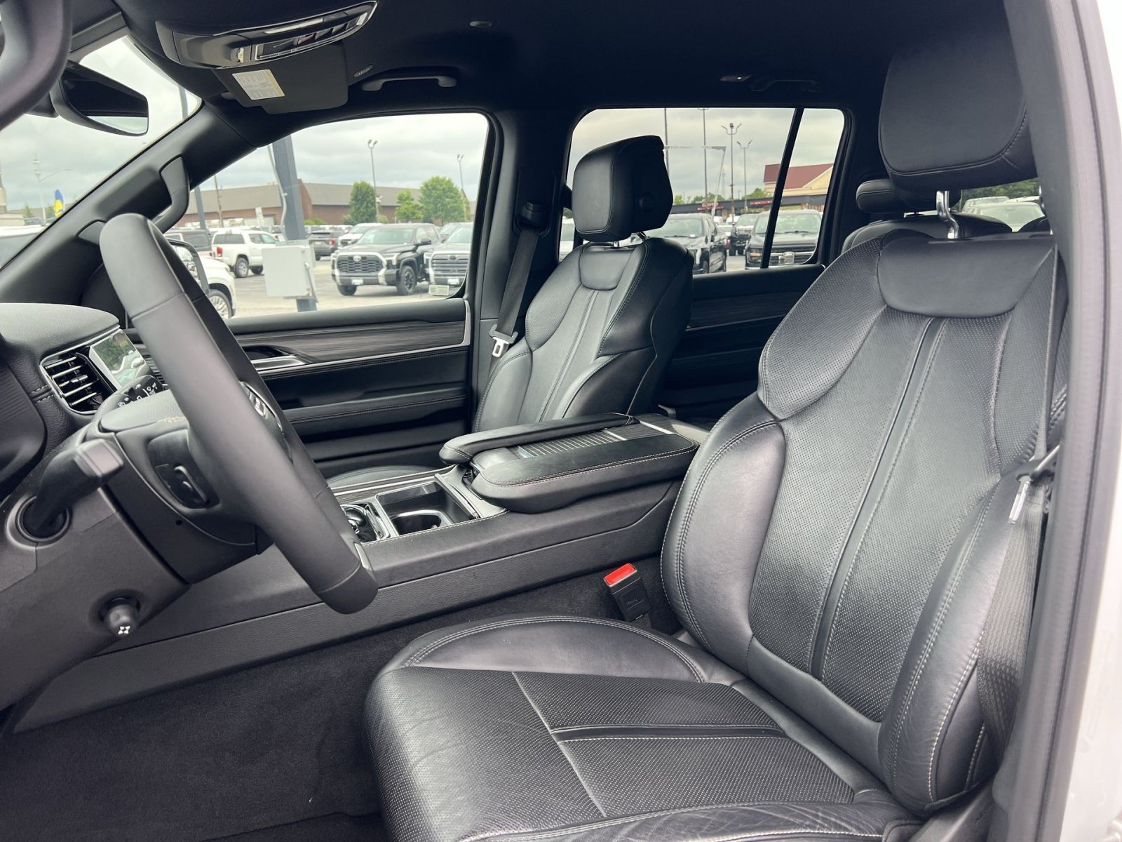 Used 2024 Jeep Wagoneer L Series II w/ Flexible Seating Group AWD/4WD image 13
