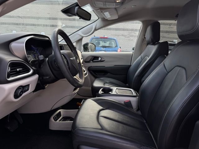 Certified 2024 Chrysler Pacifica Touring-L image 17