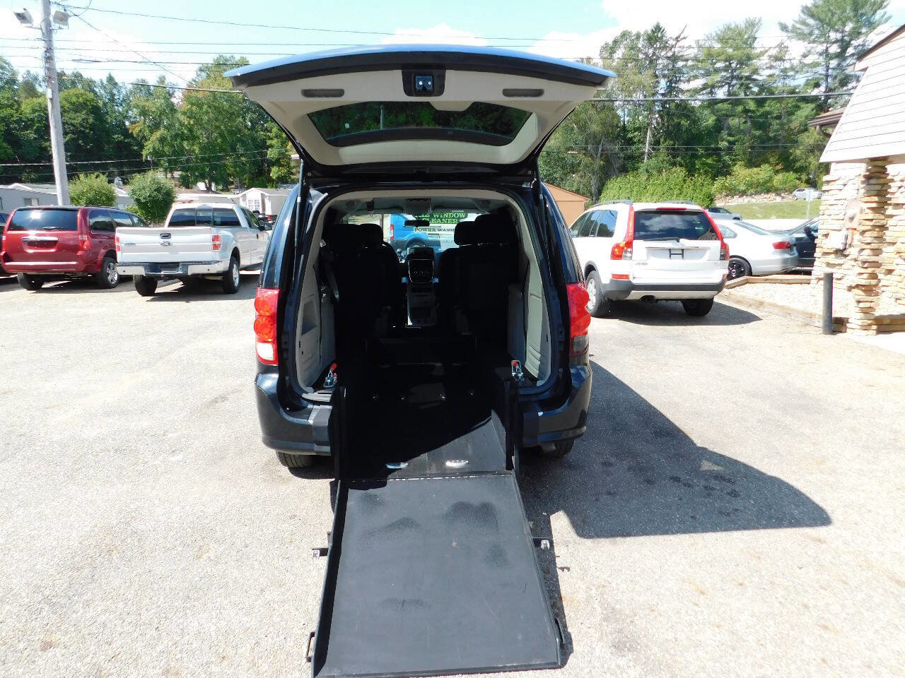 Used 2017 Dodge Grand Caravan SE image 2